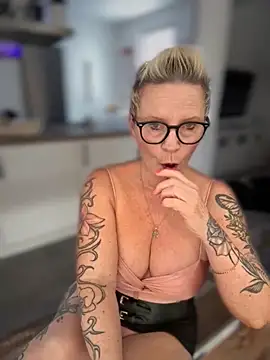 German Milf online show from 10-18-25, 01:01