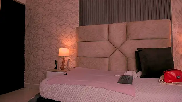 Snapshot of Cris__sweet chatting on 02-21-25, 11:44 Cris sweet online show from 02-21-25, 11:44