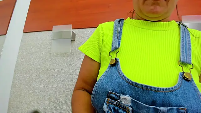 Snapshot of allice_green chatting on 11-15-25, 01:03 allice green online show from 11-15-25, 01:03