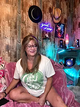 Snapshot of cowgirlc chatting on 11-06-25, 02:45 cowgirlc online show from 11-06-25, 02:45