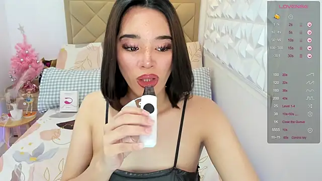 Snapshot of TsHeartXxx chatting on 12-18-25, 06:52 TsHeartXxx online show from 12-18-25, 06:52