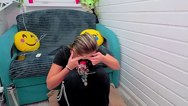 Misss Vikk online show from 11-21-25, 06:56