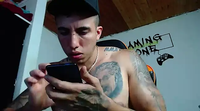 Snapshot of Adam_Hudsond chatting on 01-10-25, 09:20 Adam Hudsond online show from 01-10-25, 09:20