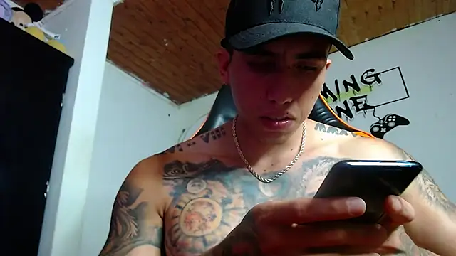 Snapshot of Adam_Hudsond chatting on 02-10-25, 03:42 Adam Hudsond online show from 02-10-25, 03:42