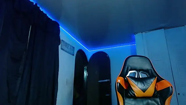 Snapshot of Adam_Hudsond chatting on 10-04-25, 03:48 Adam Hudsond online show from 10-04-25, 03:48