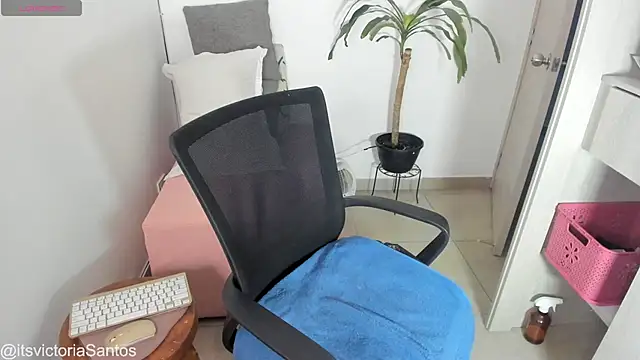 Victoriasant online show from 10-19-25, 03:18