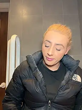 Snapshot of Strongqueen chatting on 10-18-25, 08:42 Strongqueen online show from 10-18-25, 08:42