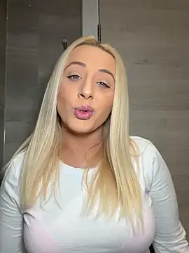 Snapshot of Strongqueen chatting on 10-24-25, 05:09 Strongqueen online show from 10-24-25, 05:09