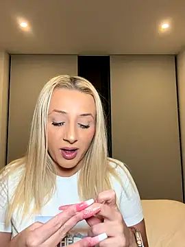 Snapshot of Strongqueen chatting on 10-26-25, 05:30 Strongqueen online show from 10-26-25, 05:30