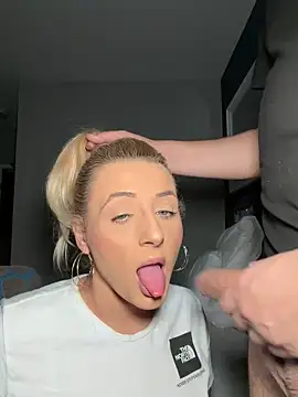 Snapshot of Strongqueen chatting on 10-29-25, 08:43 Strongqueen online show from 10-29-25, 08:43