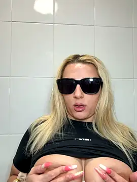 Snapshot of Strongqueen chatting on 11-20-25, 07:02 Strongqueen online show from 11-20-25, 07:02