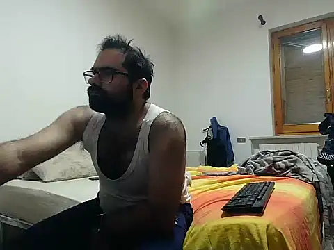 Snapshot of Attila985 chatting on 11-03-25, 10:53 Attila985 online show from 11-03-25, 10:53