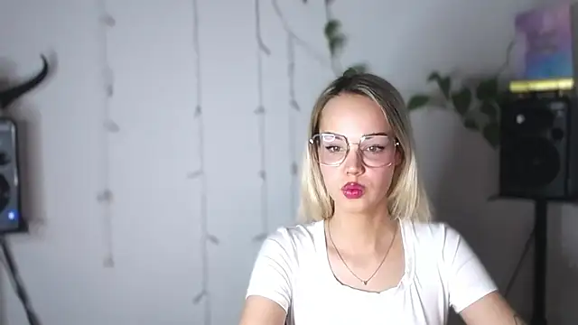 Snapshot of LexiexPlay chatting on 01-07-25, 08:24 LexiexPlay online show from 01-07-25, 08:24