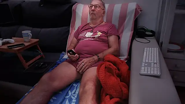 Snapshot of Nudelschwanz chatting on 10-10-25, 03:05 Nudelschwanz online show from 10-10-25, 03:05