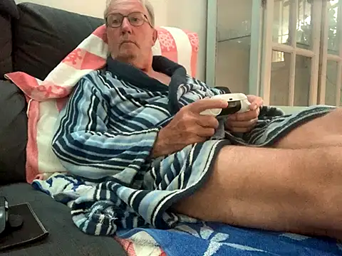 Snapshot of Nudelschwanz chatting on 11-01-25, 04:31 Nudelschwanz online show from 11-01-25, 04:31