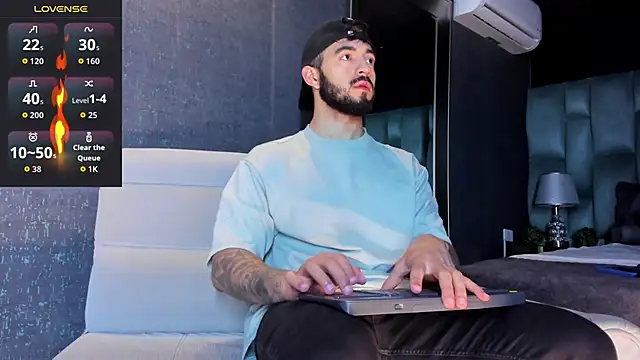 Snapshot of MarkWalker__ chatting on 04-05-26, 09:50 MarkWalker online show from 04-05-26, 09:50