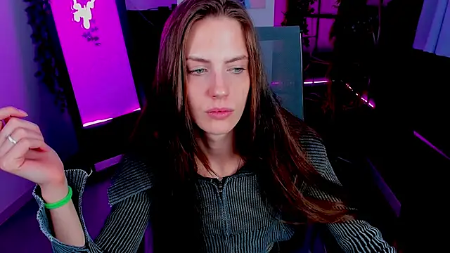 Snapshot of EmilyWilden chatting on 10-22-25, 07:52 EmilyWilden online show from 10-22-25, 07:52