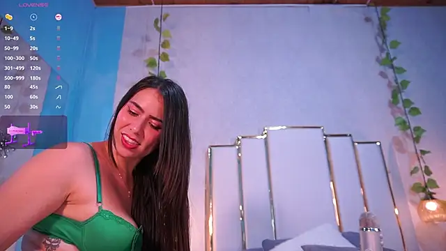 lara giraldo online show from 12-31-24, 07:10