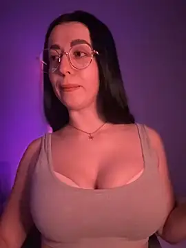 Snapshot of Emylia chatting on 02-14-25, 01:34 Emylia online show from 02-14-25, 01:34