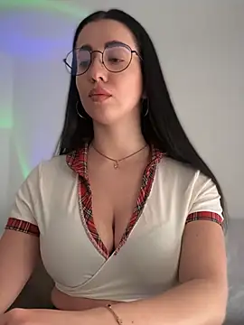 Snapshot of Emylia chatting on 02-17-25, 04:37 Emylia online show from 02-17-25, 04:37