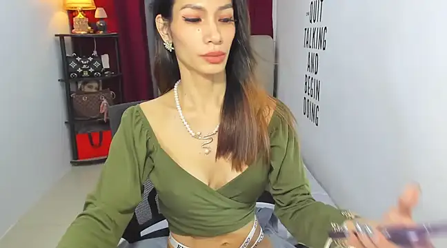 Snapshot of Trixie_Mattel21 chatting on 03-05-25, 09:48 Trixie Mattel21 online show from 03-05-25, 09:48