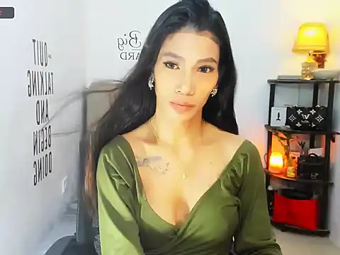 Trixie Mattel21 online show from 04-12-26, 11:43