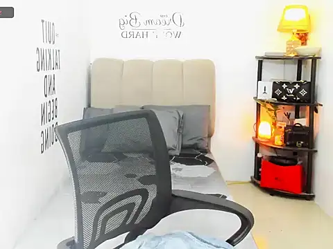 Trixie Mattel21 online show from 04-13-26, 11:10