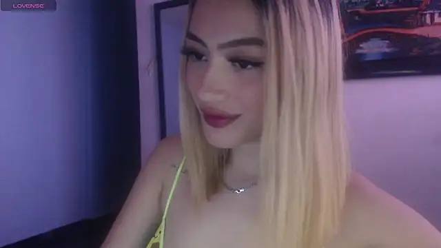 Snapshot of Sophi-tayson chatting on 03-05-25, 03:08 Sophi-tayson online show from 03-05-25, 03:08