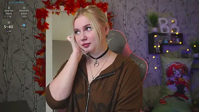 Snapshot of Moon_Valkyrie chatting on 10-10-25, 08:02 Moon Valkyrie online show from 10-10-25, 08:02