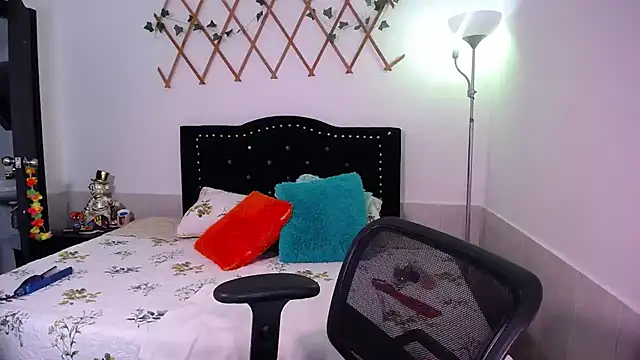 naughty girl 4u online show from 11-18-25, 07:29