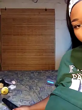 Snapshot of Aaaliyah445 chatting on 10-19-25, 05:46 Aaaliyah445 online show from 10-19-25, 05:46