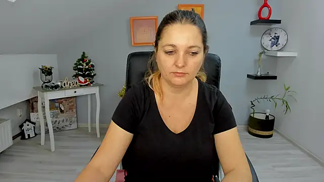 LollaGirl online show from 12-23-24, 04:22