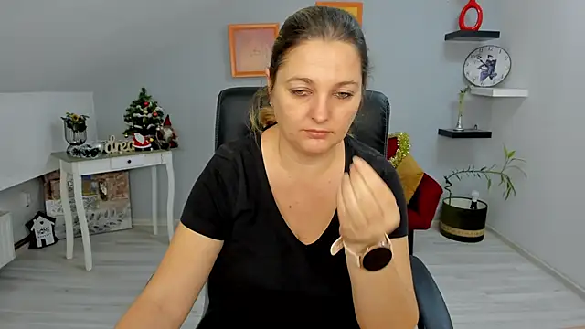 LollaGirl online show from 12-27-24, 04:47