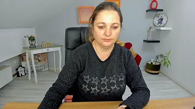 LollaGirl online show from 01-13-25, 04:18