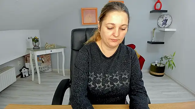 LollaGirl online show from 01-14-25, 04:25