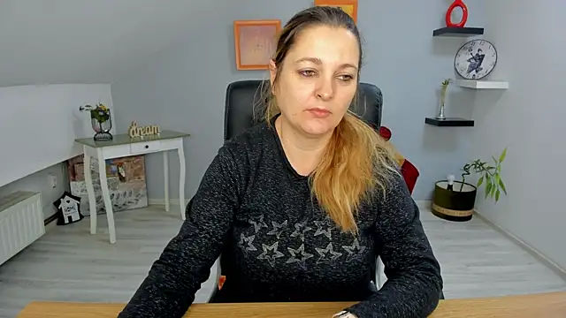 LollaGirl online show from 01-15-25, 04:15