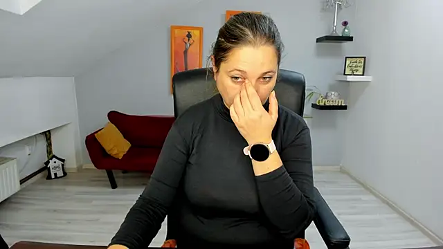 LollaGirl online show from 11-21-25, 04:22