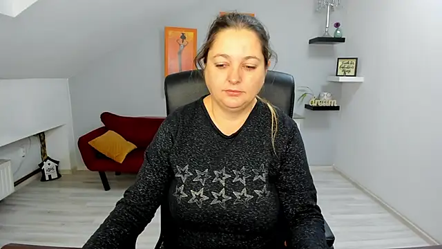 LollaGirl online show from 11-24-25, 04:23