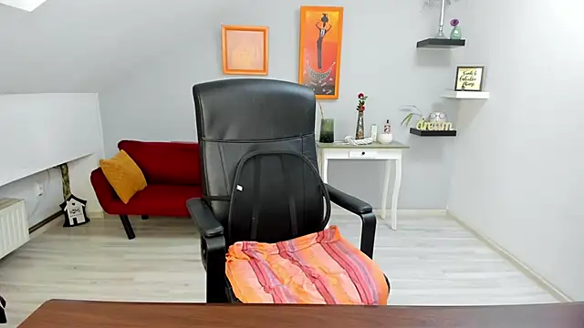 LollaGirl online show from 12-16-25, 04:28