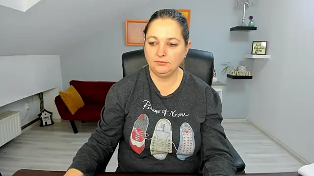 LollaGirl online show from 12-17-25, 04:18