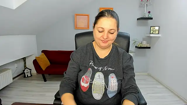 LollaGirl online show from 12-18-25, 04:29