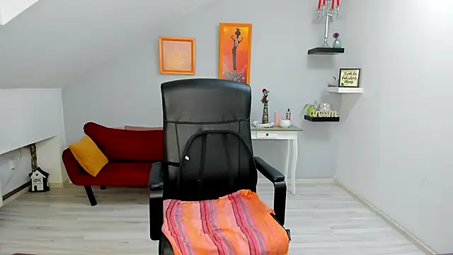 LollaGirl online show from 01-16-26, 04:27