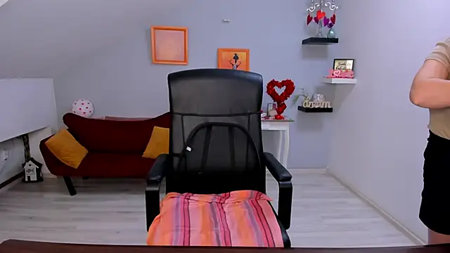 LollaGirl online show from 02-12-26, 04:29