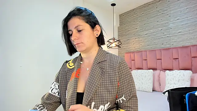 SarahDeyvis online show from 01-16-25, 01:47