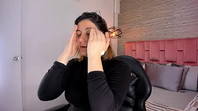 SarahDeyvis online show from 10-18-25, 04:41