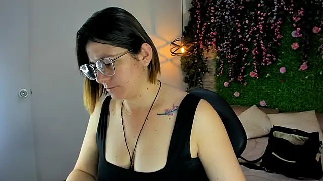 SarahDeyvis online show from 12-18-25, 02:12