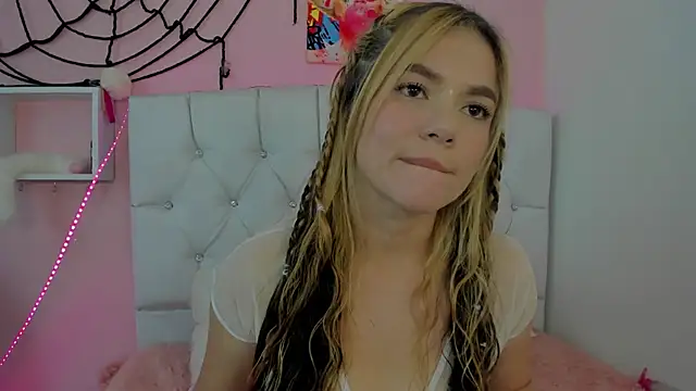 Snapshot of 18candys chatting on 10-18-25, 07:25 18candys online show from 10-18-25, 07:25