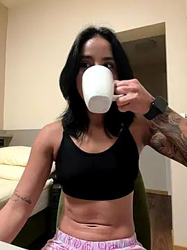 Snapshot of Ale_Lewis chatting on 11-06-25, 06:53 Ale Lewis online show from 11-06-25, 06:53