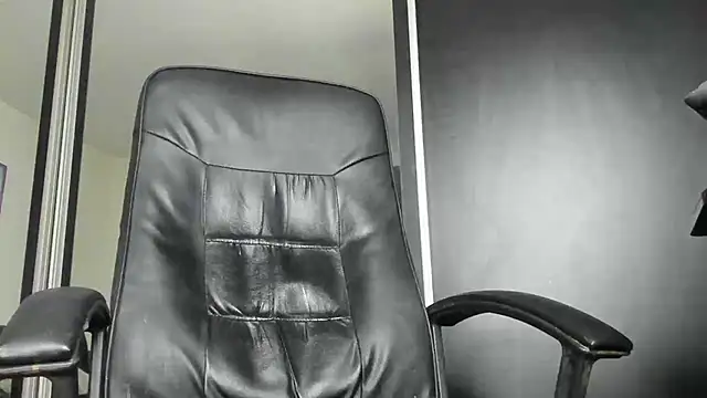 Snapshot of MichaelMasterss chatting on 01-13-25, 11:27 MichaelMasterss online show from 01-13-25, 11:27