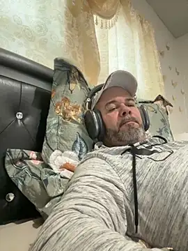 Snapshot of Cristian-Brayan chatting on 09-27-25, 11:48 Cristian-Brayan online show from 09-27-25, 11:48